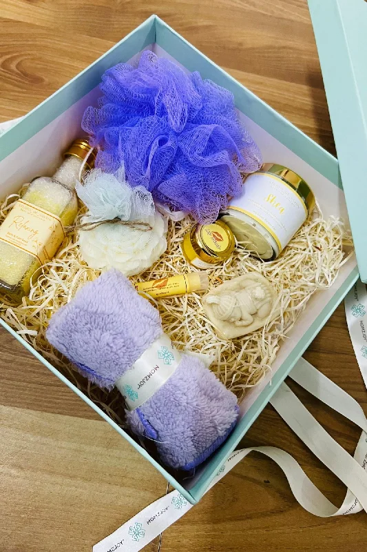 Maternity dress for a baby's first visit to the museum Mom-To-Be Pamper Gift Box