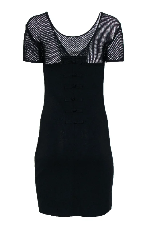 Halter Neck Women Dress to Show Off the Shoulders and Neckline Halter Neck Women Dress to Show Off the Shoulders and Neckline Emilio Pucci - Black Knit Short Sleeve Dress Sz L