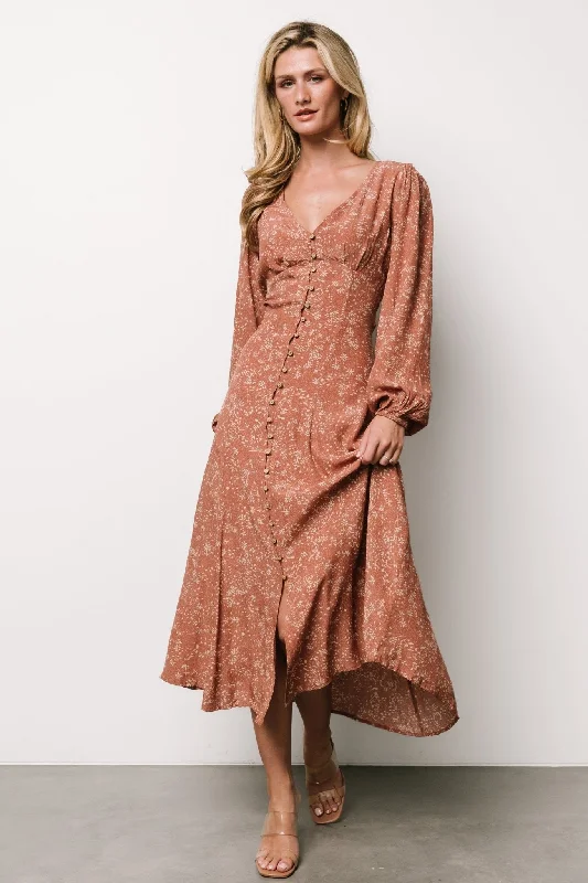 Maxi dresses with a paisley print for a classic and elegant styleClaudine Maxi Dress | Dusty Clay Print Maxi dresses with a paisley print for a classic and elegant styleClaudine Maxi Dress | Dusty Clay Print